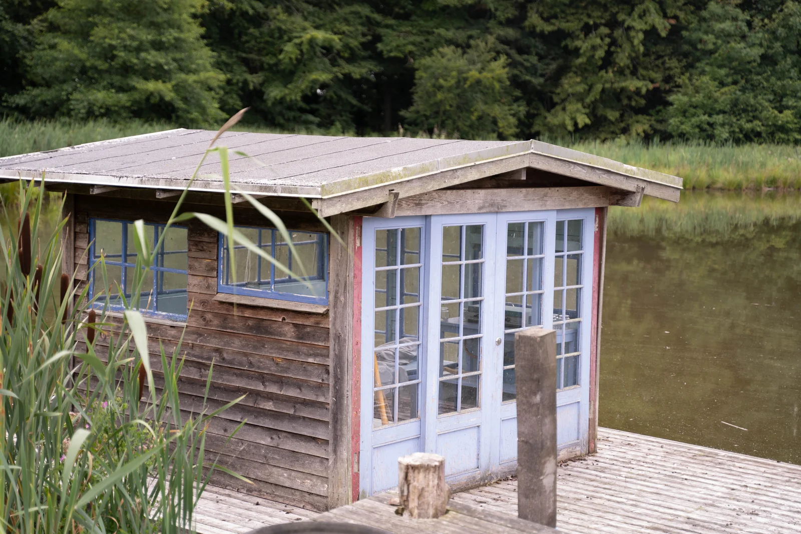 Das kleine Bootshaus am See und der Steg auf Gut Agerup