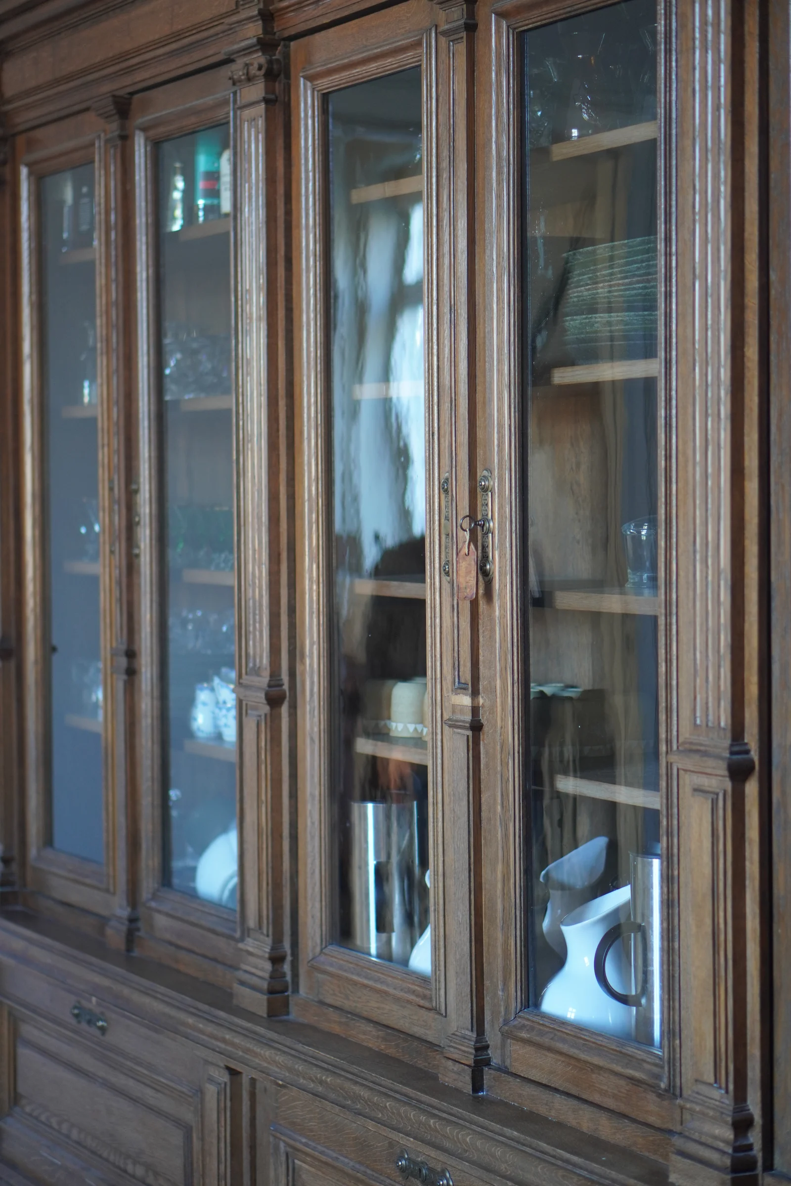Alter Eichenschrank mit Glastüren und Porzellan im Herrenhaus von Gut Agerup