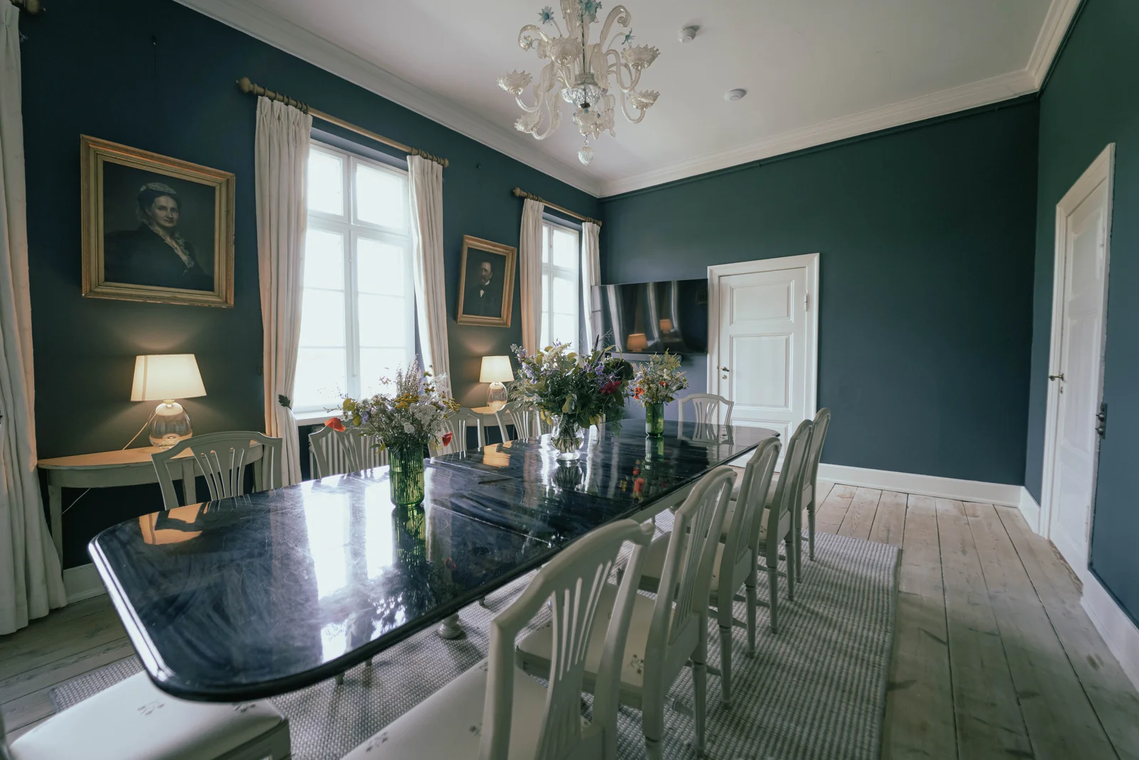 Die lange Tafel für vierzehn im Speisezimmer des Herrenhauses von Gut Agerup