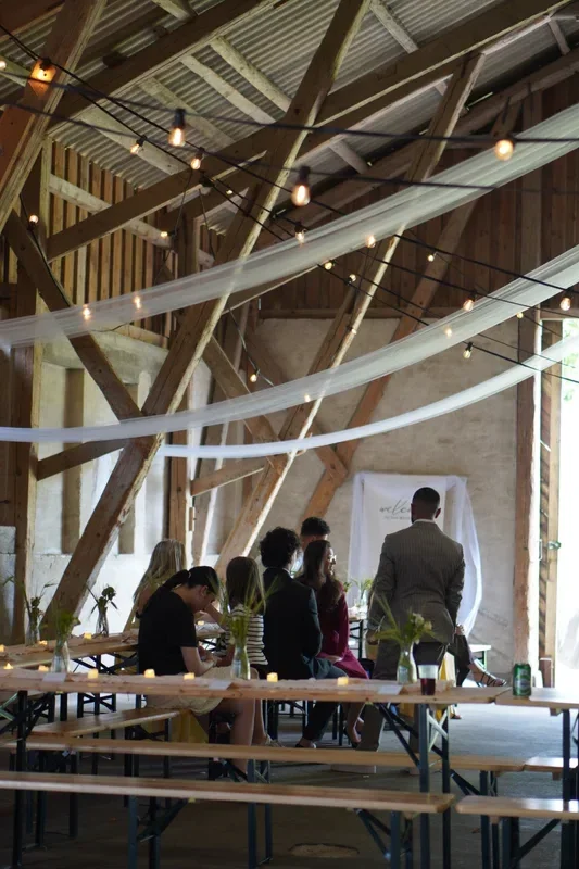 Bryllupsceremoni i laden på Agerup Gods set oppefra med tyl og lyskæder