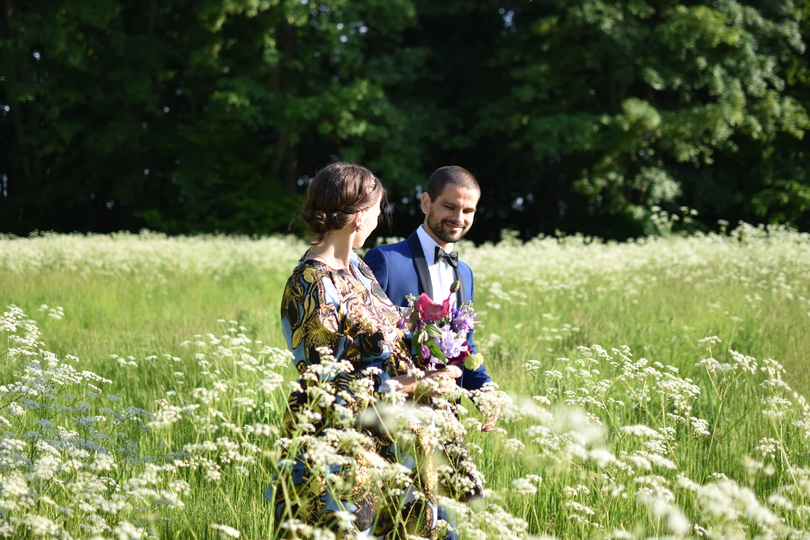 Das Brautpaar in der Wildblumenwiese im Abendlicht auf Gut Agerup