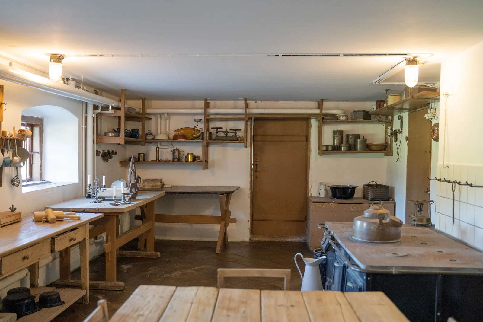 Die historische Küche von Gut Agerup über den langen Holztisch gesehen