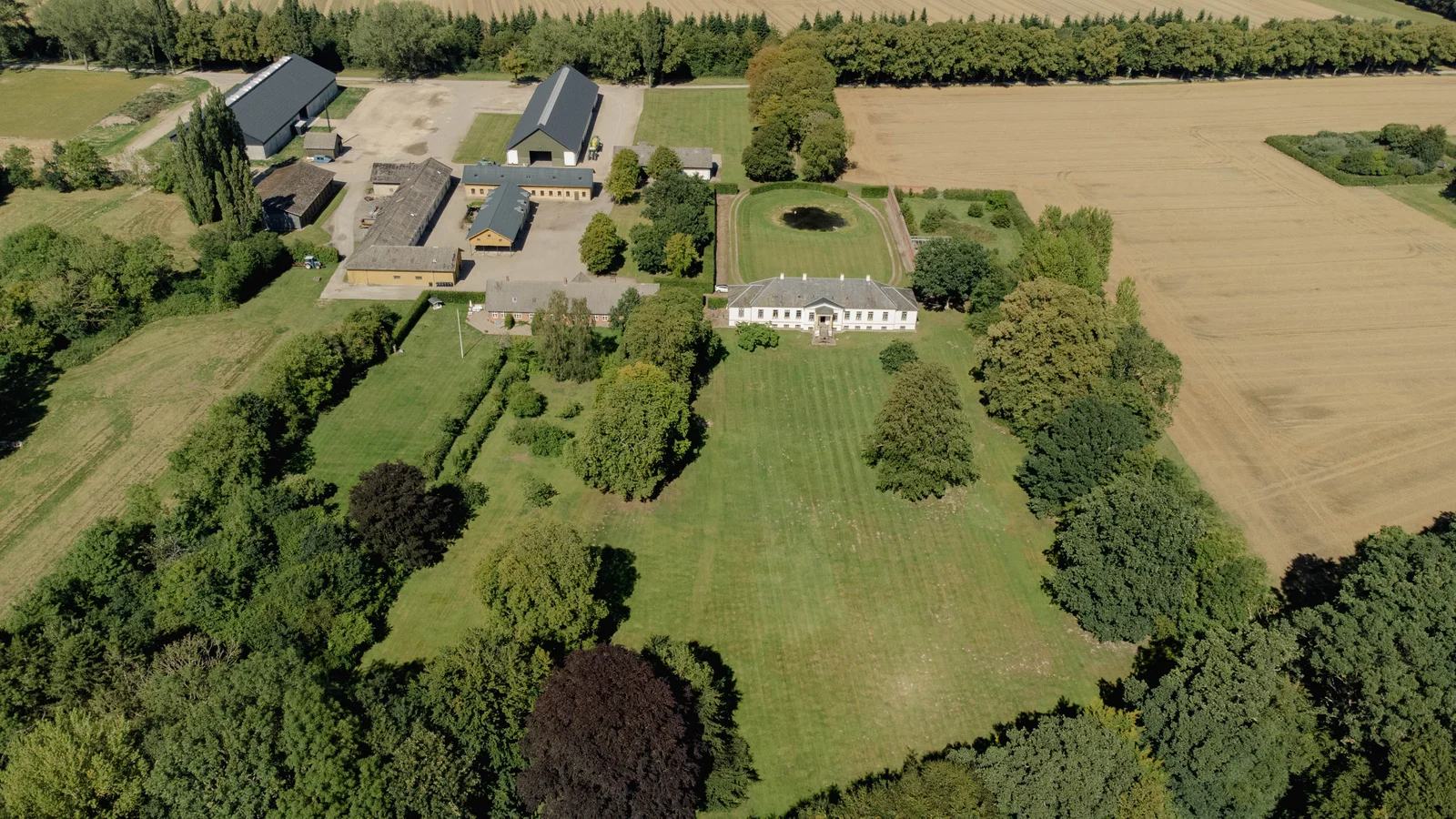 Gut Agerup und die Felder aus der Luft mit dem Herrenhaus inmitten des Parks