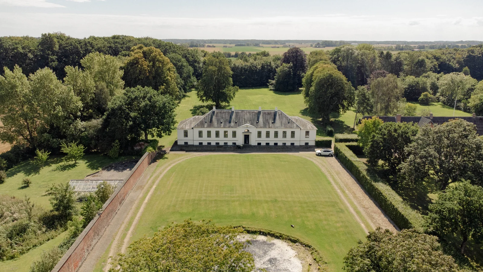 Gut Agerup aus der Luft entlang der Rasenachse mit Herrenhaus, Park und Feldern