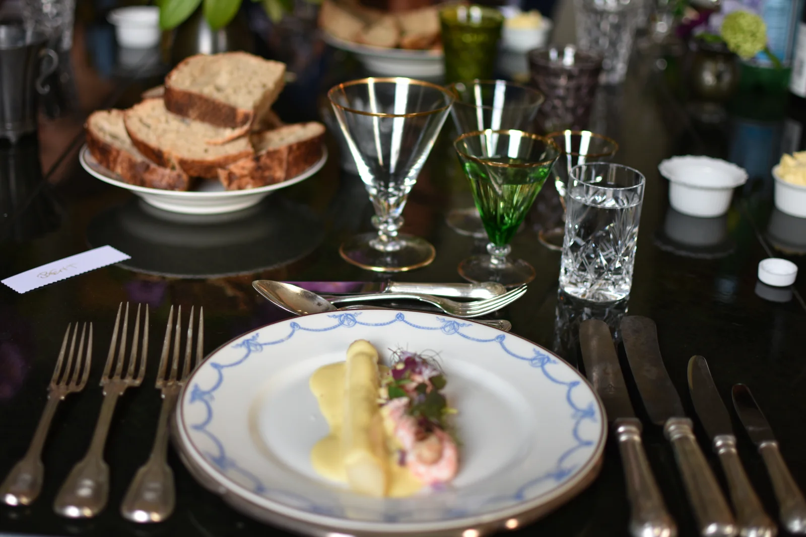 Gedeckter Tisch mit Vorspeise, Kristallgläsern und selbstgebackenem Brot zum Hochzeitsessen auf Gut Agerup