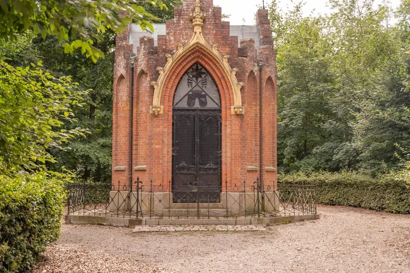 Nygotisk kapel fra 1870 i parken på Agerup Gods, Reventlow-familiens gravkapel