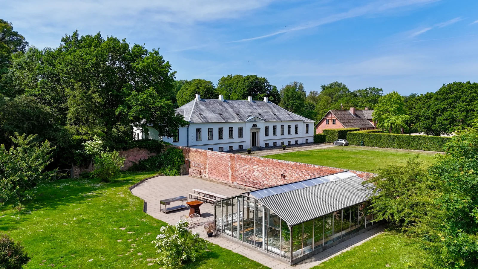 Agerup Gods set fra luften: herregården, den murede have og glashuset en sommerdag