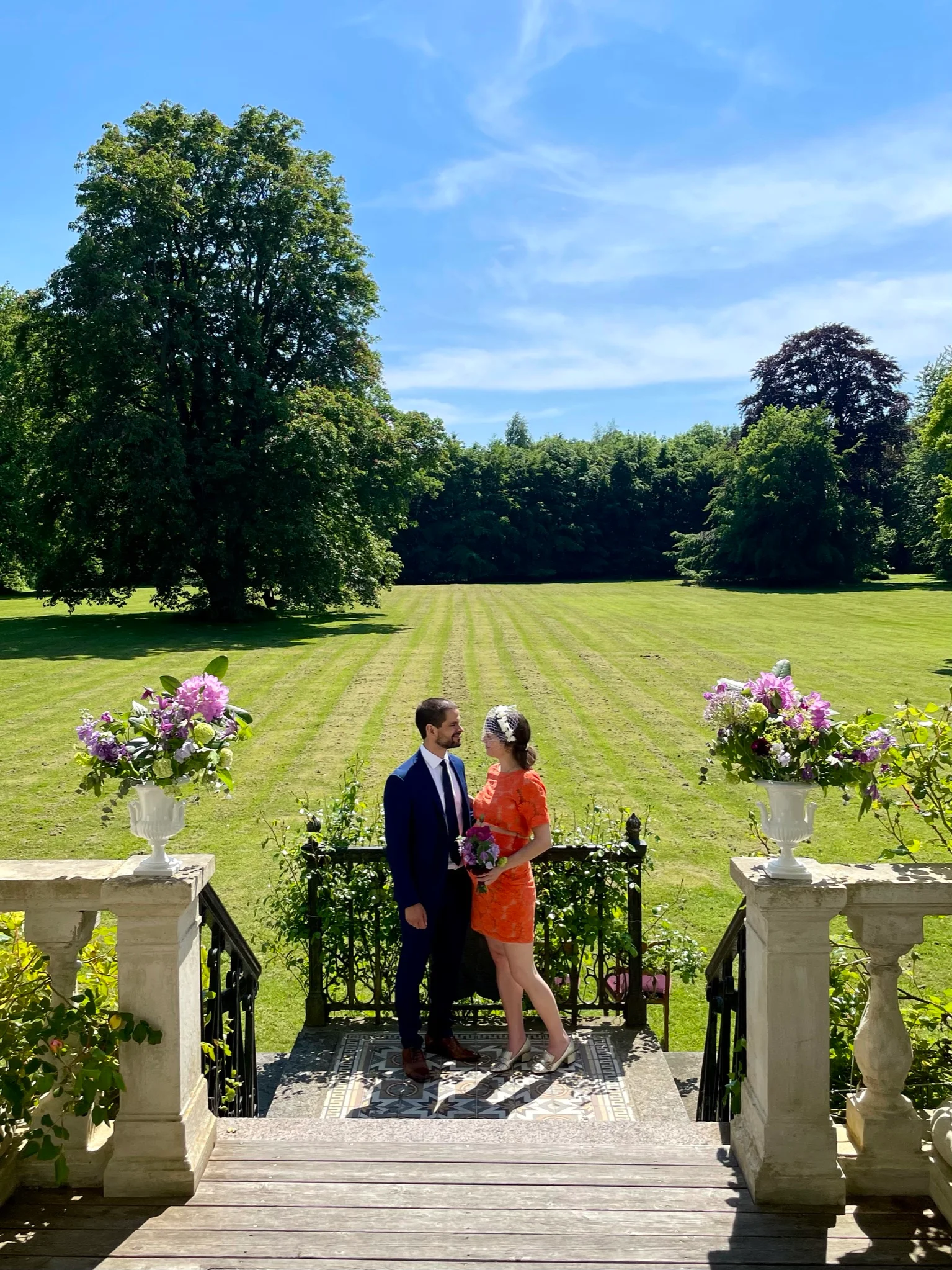 Brudepar på herregårdens terrasse med hortensia og udsigt over parken, Agerup Gods